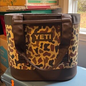 Yeti Camo Camino Carryall Tote Bag 35 | Wetlands Camo